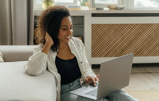 persona sentada con una laptop