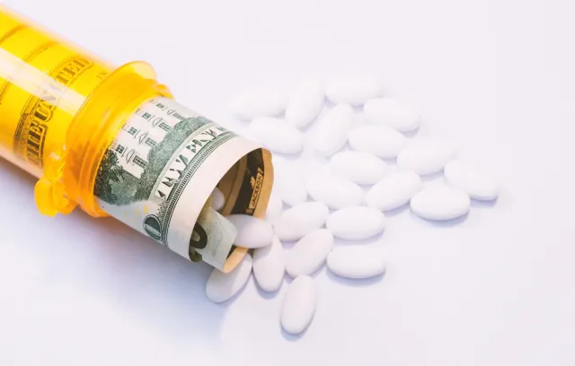 Foto de pastillero con billetes enrollados