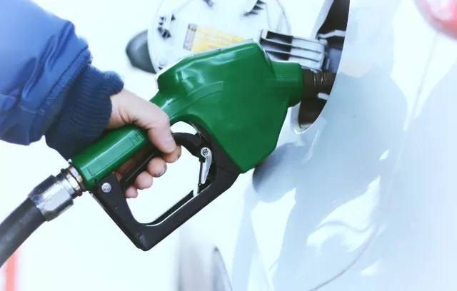 mano y manguera gasolina