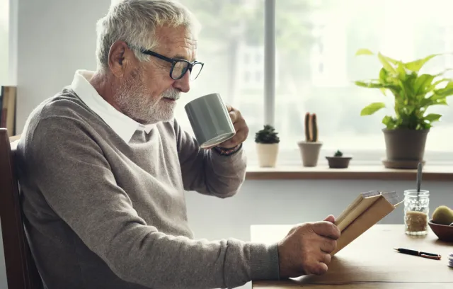 Imagen alusiva a un señor de edad tomandose un cafe