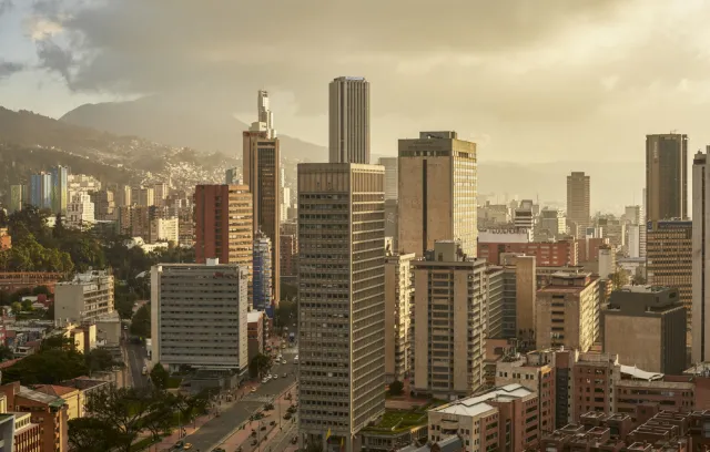 Panorámica de Bogotá al caer el atardecer