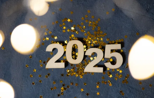 una foto del año 2025 con confetis