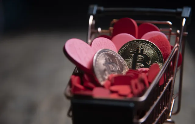 Un carrito con corazones y monedas