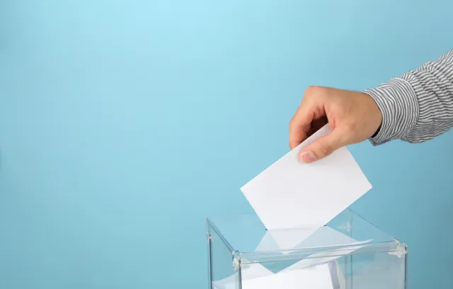 Persona votando con un fondo azul aguamarina