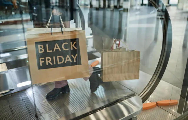 Foto de una bolsa que dice dice Black Friday junto a un accesorio sobre una mesa