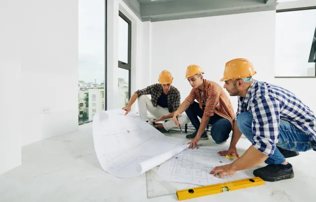 Personas trabajando en un edificio